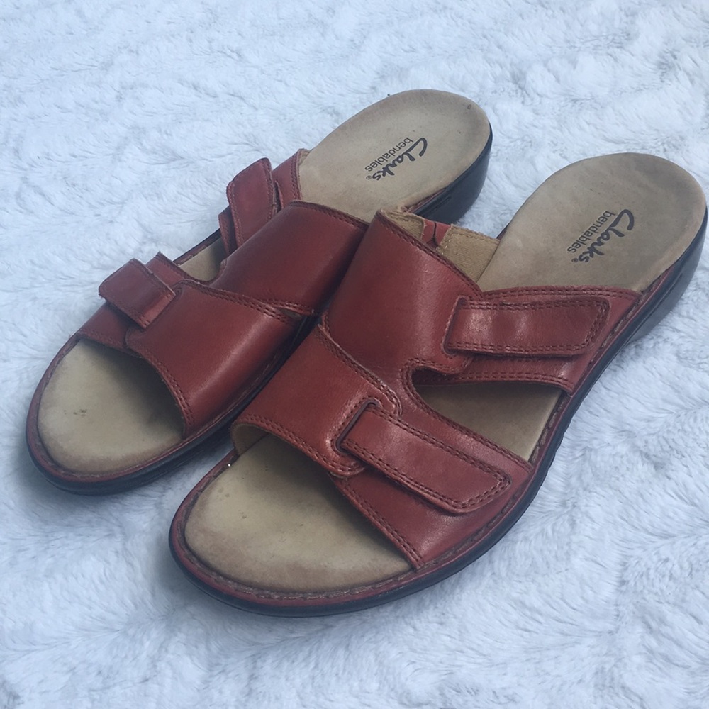 Clark’s bendables red leather upper sandals